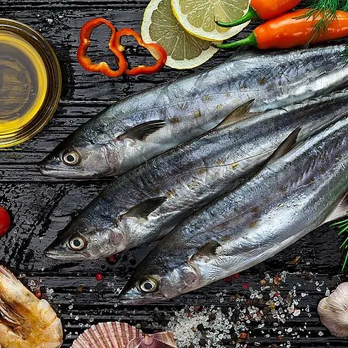 Frischer Fisch angerichtet mit verschiedenen Zutaten auf Tischplatte