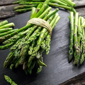 Grüner Spargel, der Selen enthält.