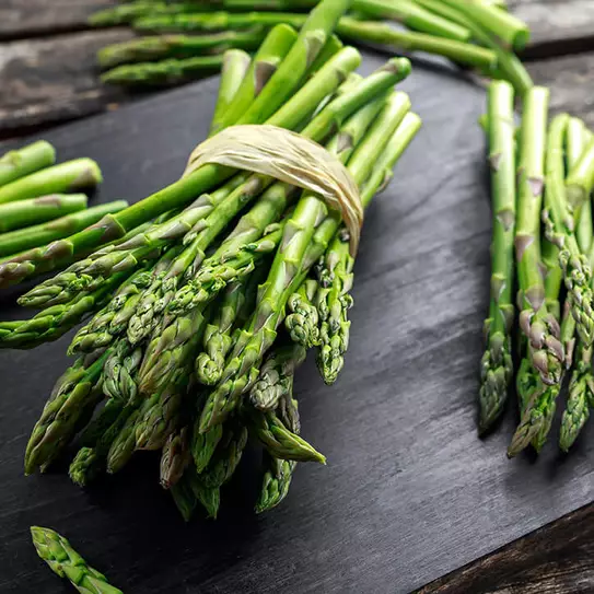 Grüner Spargel, der Selen enthält.