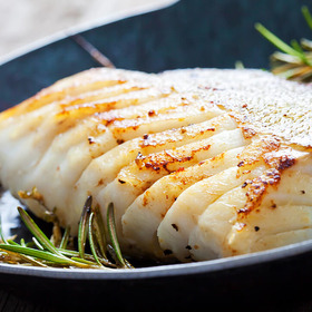 Ein Teller mit zubereiteten Fisch für die optimale Versorgung mit Omega-3-Fettsäuren.