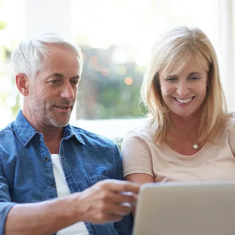 Älteres Paar schaut auf Laptop