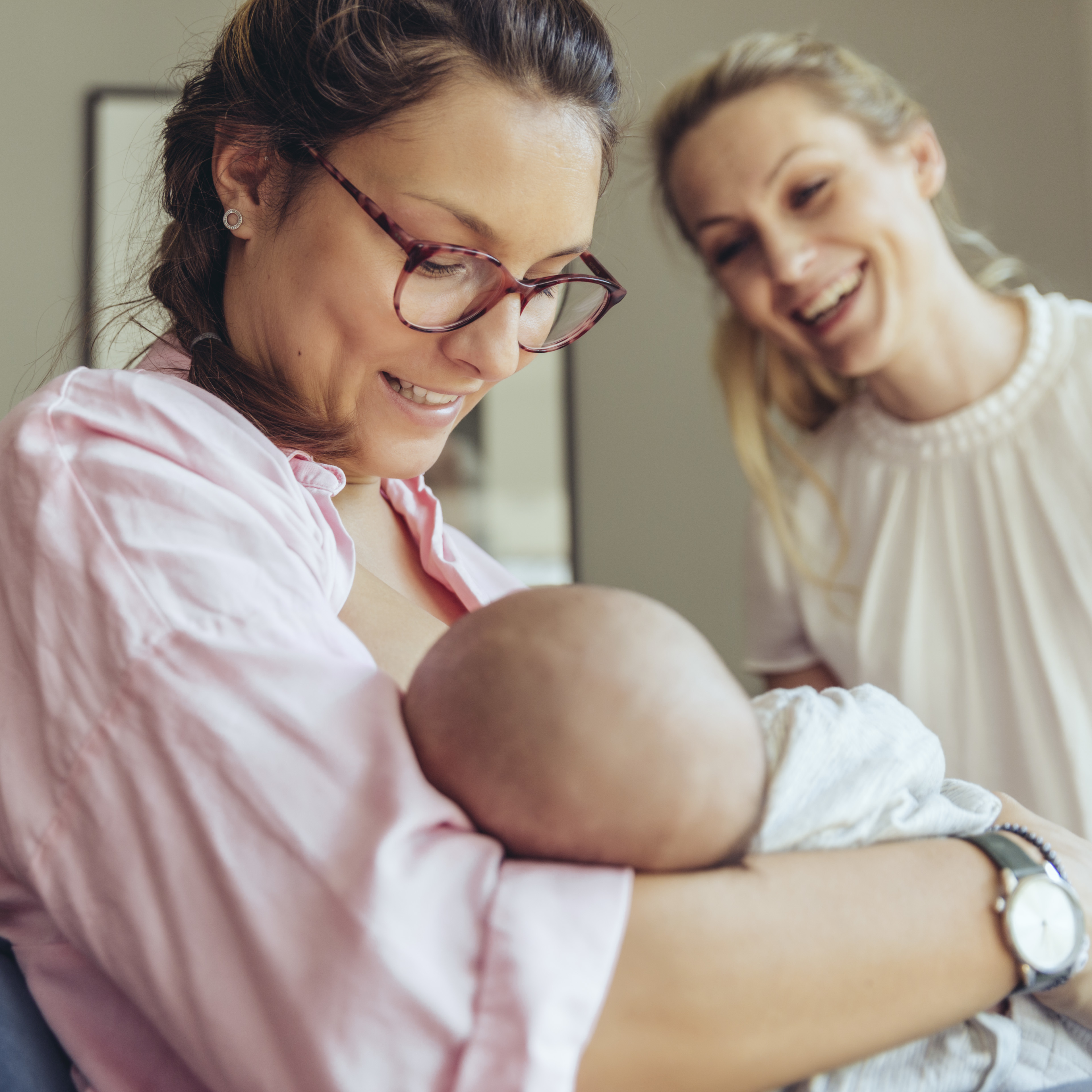 Mutter stillt ihr Kind: Um die Muttermilch verarbeiten zu können, produzieren Säuglinge besonders viel des Enzyms Laktase.