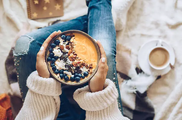 Frau hält Smoothie Bowl
