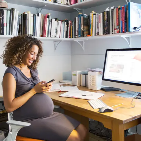 Schwangere Frau in Homeoffice