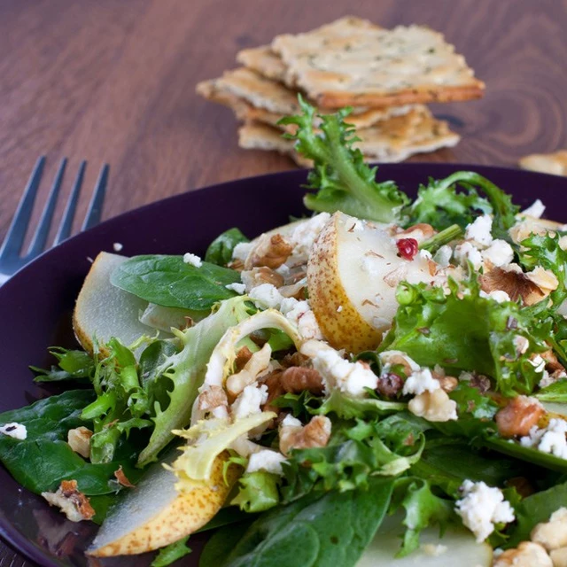 Radicchio-Birnen-Salat mit Walnüssen