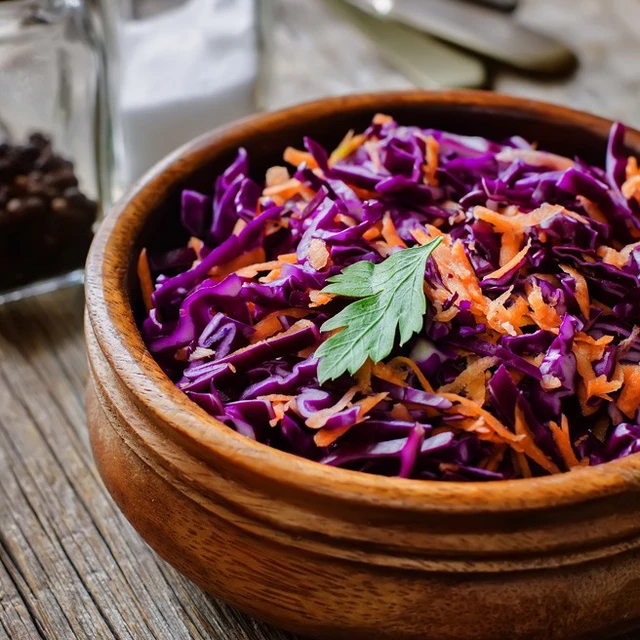 Rotkohl-Linsensalat mit Trauben und Blauschimmelkäse