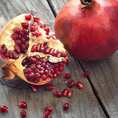 Granatapfel auf Holzbrett