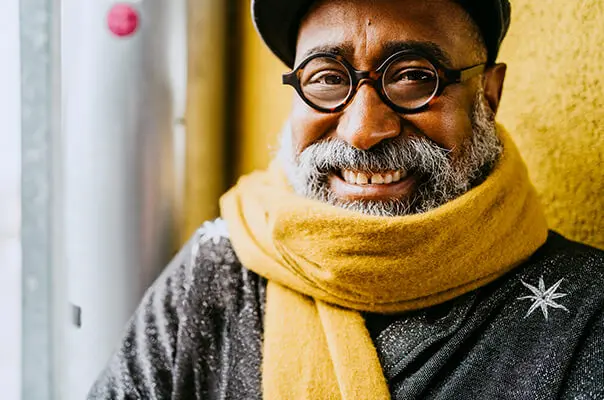 Ein älterer Mann, der sich freut keine Symptome einer Demenz zu haben. 