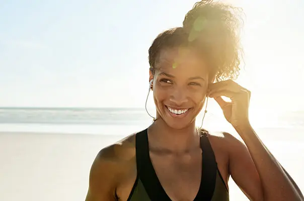 Lächelnde Frau am Strand