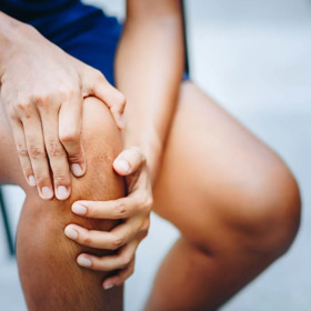 Schmerzende Gelenke im Knie aufgrund von Arthrose.