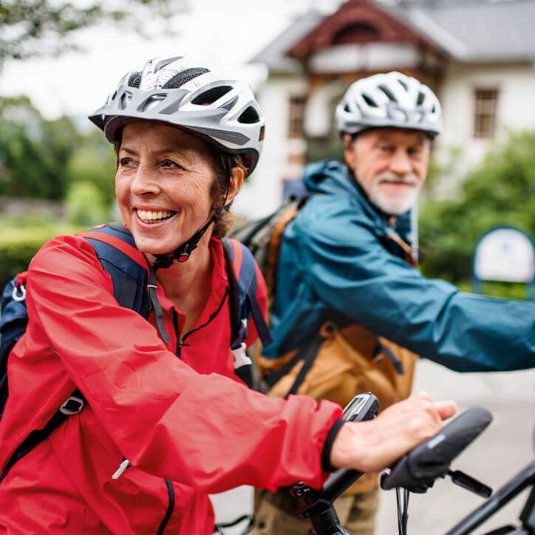 Älteres Paar macht Fahrradtour