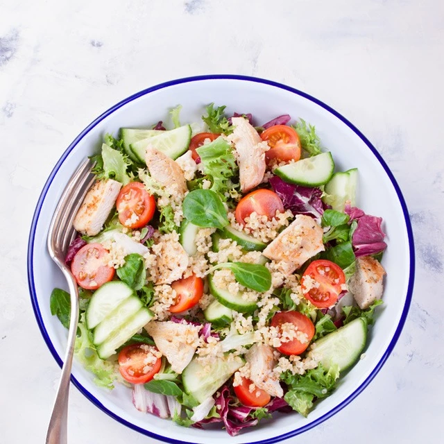 Couscous-Salat mit Joghurt Dip