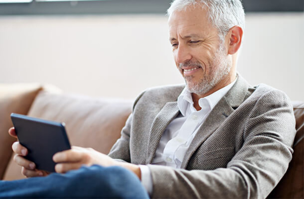 Mann mit Tablet lächelt