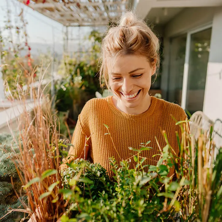 Lächelnde Frau auf Balkon