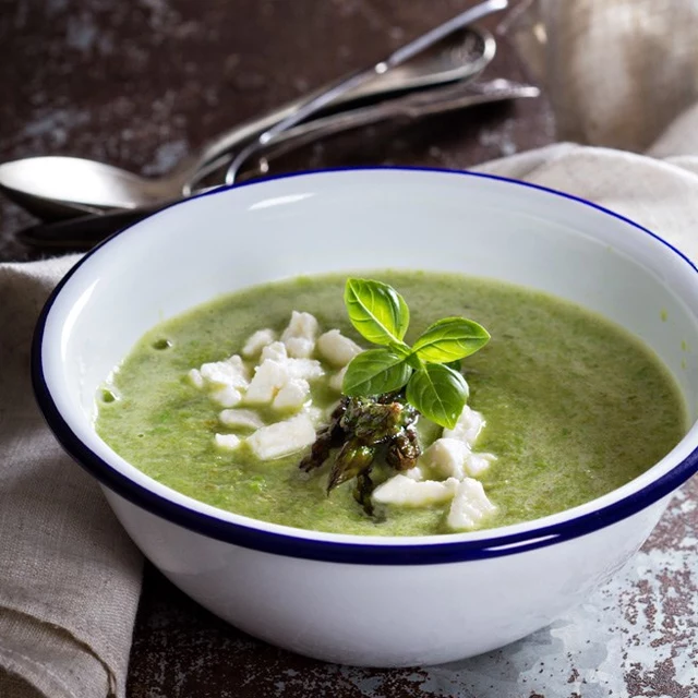 Käsesuppe mit grünem Spargel