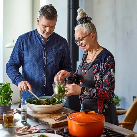 Älteres Paar kocht gemeinsam