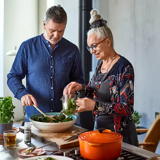 Älteres Paar kocht gemeinsam