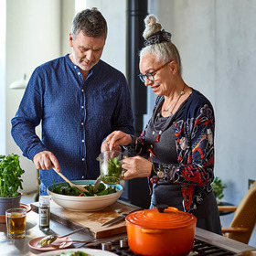 Älteres Paar kocht gemeinsam