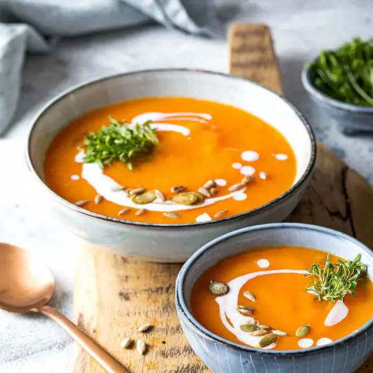 Gemüsesuppe: eine ausgewogene, gesunde Ernährung kann dazu beitragen Demenz vorzubeugen.
