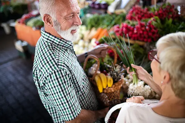 Älteres Paar auf dem Wochenmarkt