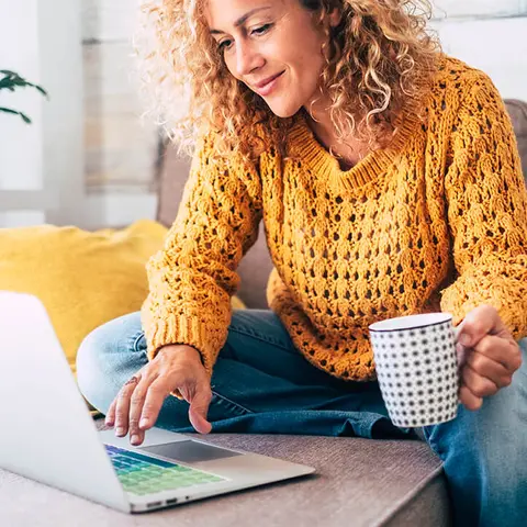 Frau sitzt am Laptop