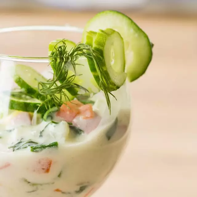 Kalte Gurkensuppe mit Lachs-Sesam-Streifen