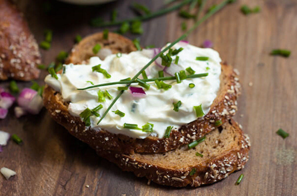 Brot mit Frischkäse und Schnittlauch