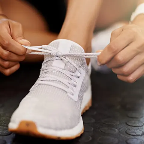 Sportschuh wird gebunden