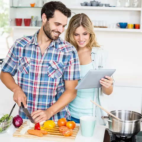 Paar kocht gemeinsam