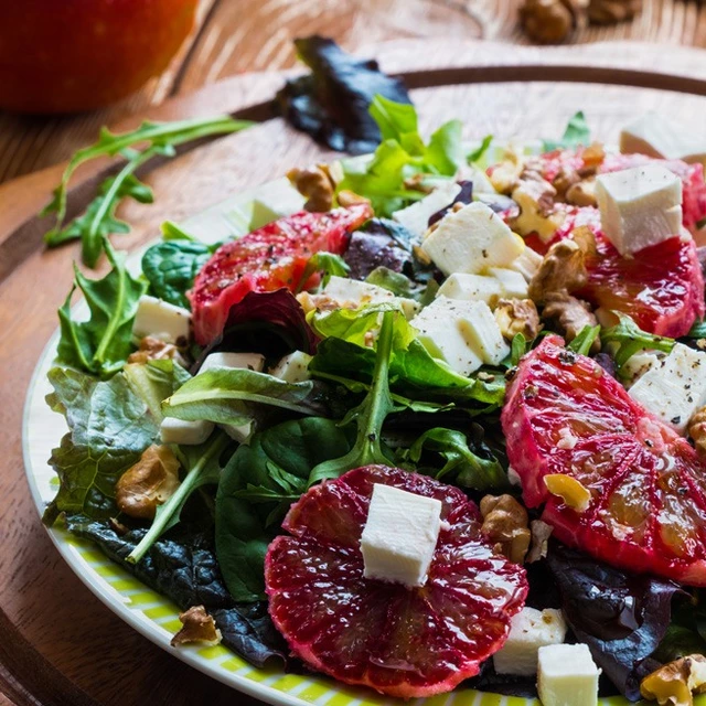 Salat mit Weintrauben und karamellisierten Walnüssen