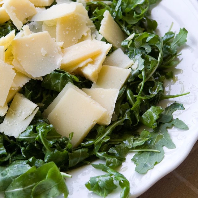 Aromatischer Basilikum-Rucola-Salat