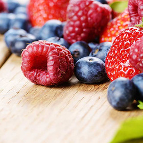 Himbeeren und Blaubeeren eignen sich, um das Immunsystem zu stärken.