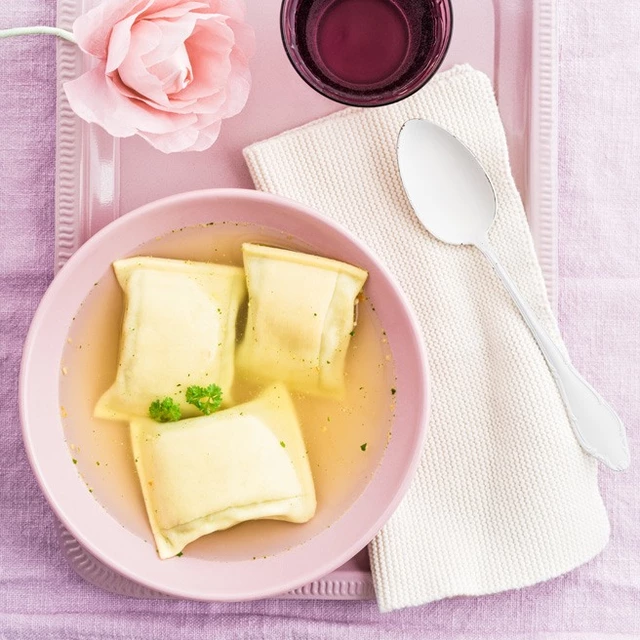 Maultaschen-Bärlauchsuppe