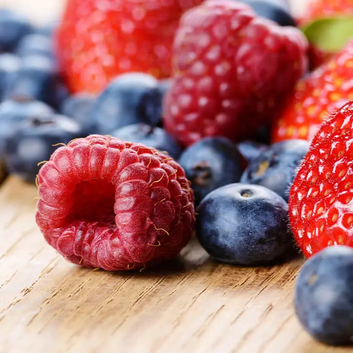 Himbeeren und  Blaubeeren eignen sich, um das Immunsystem zu stärken.