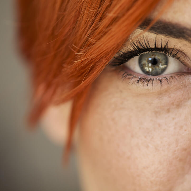 Auge einer rothaarigen Frau