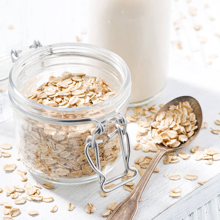 Haferflocken Löffel und ein Glas Milch