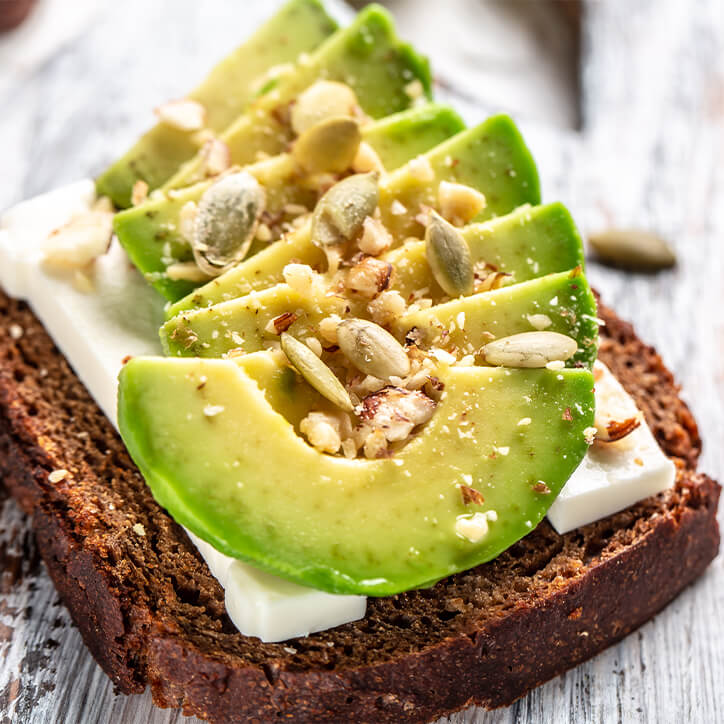 Avocado und Ziegenkäse auf Brot