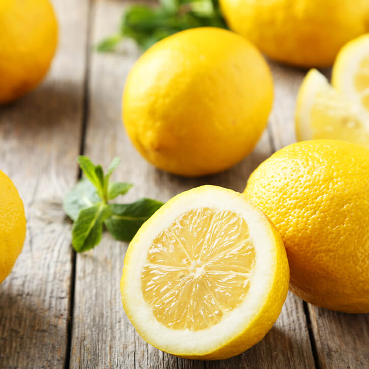 Frische Zitronen, die Vitamin C enthalten.