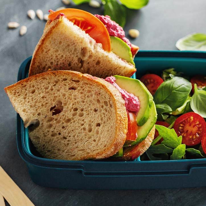 Lunchbox mit Broten und Salat