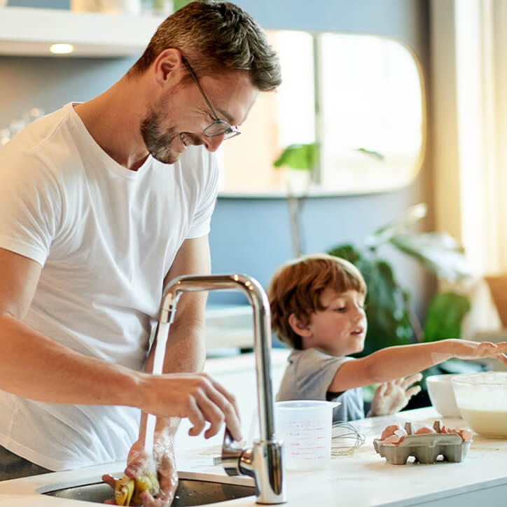 Vater und Sohn backen