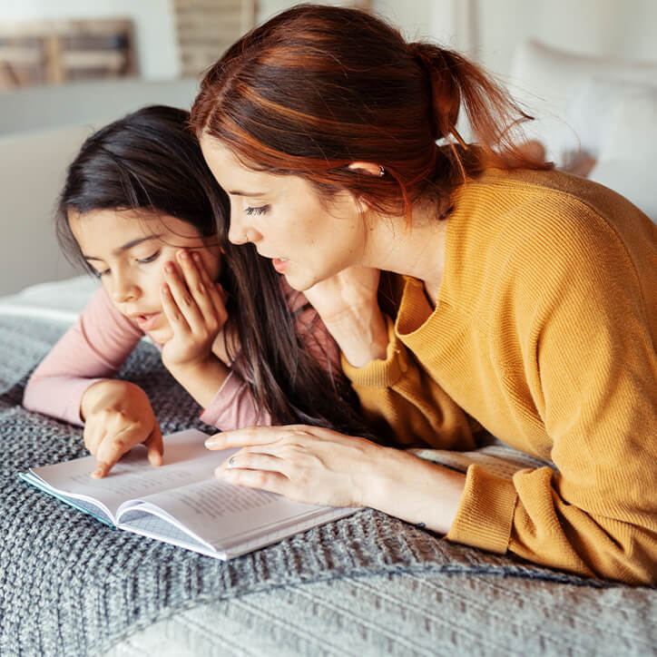 Konzentrationsübungen: Mutter und Tochter lesen gemeinsam.