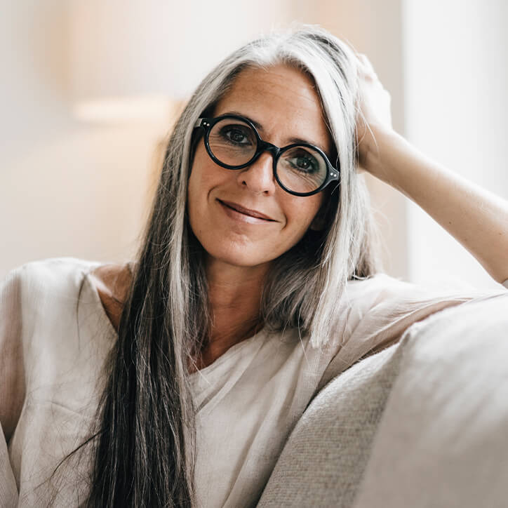 Frau mit langen grauen Haaren