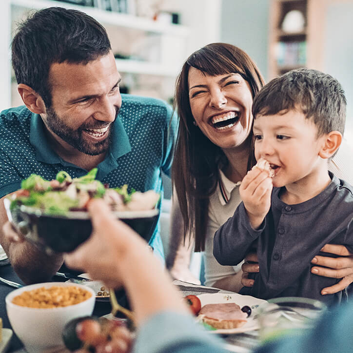 Glückliche Familie am Tisch