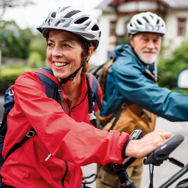 Älteres Paar mit Fahrradhelmen