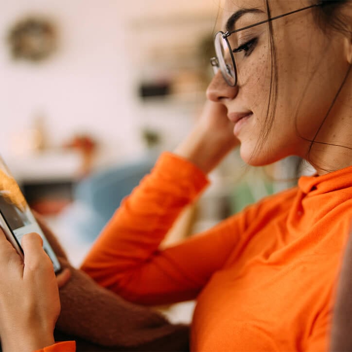 Frau schaut auf Handy