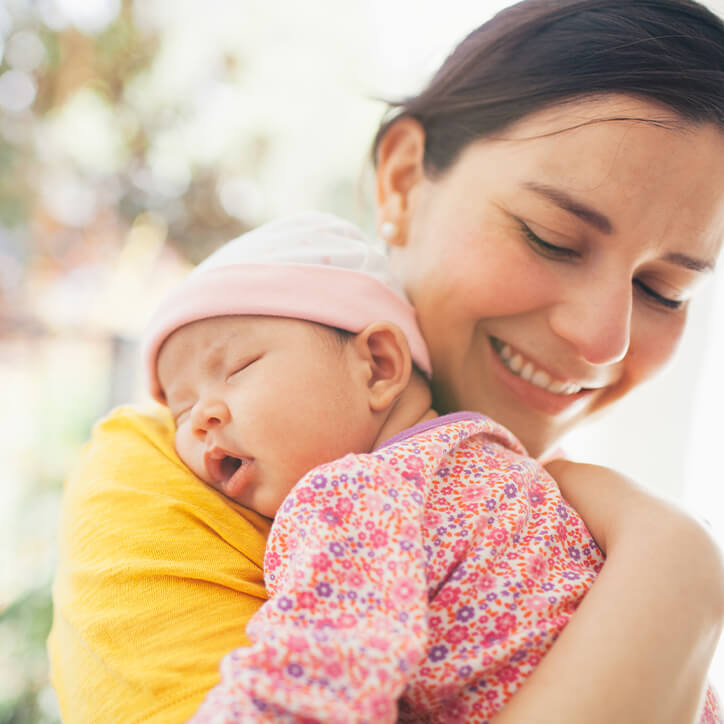 Lächelnde Mutter und Baby