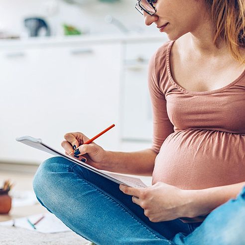 Schwangere macht Notizen